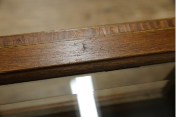 イギリスビンテージ　マホガニー材　象嵌入り　美しさと機能性を兼ね備えた魅せる収納が叶う上開き扉付きショーケース　(R-084426)