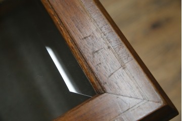 イギリスビンテージ　マホガニー材　象嵌入り　美しさと機能性を兼ね備えた魅せる収納が叶う上開き扉付きショーケース　(R-084426)