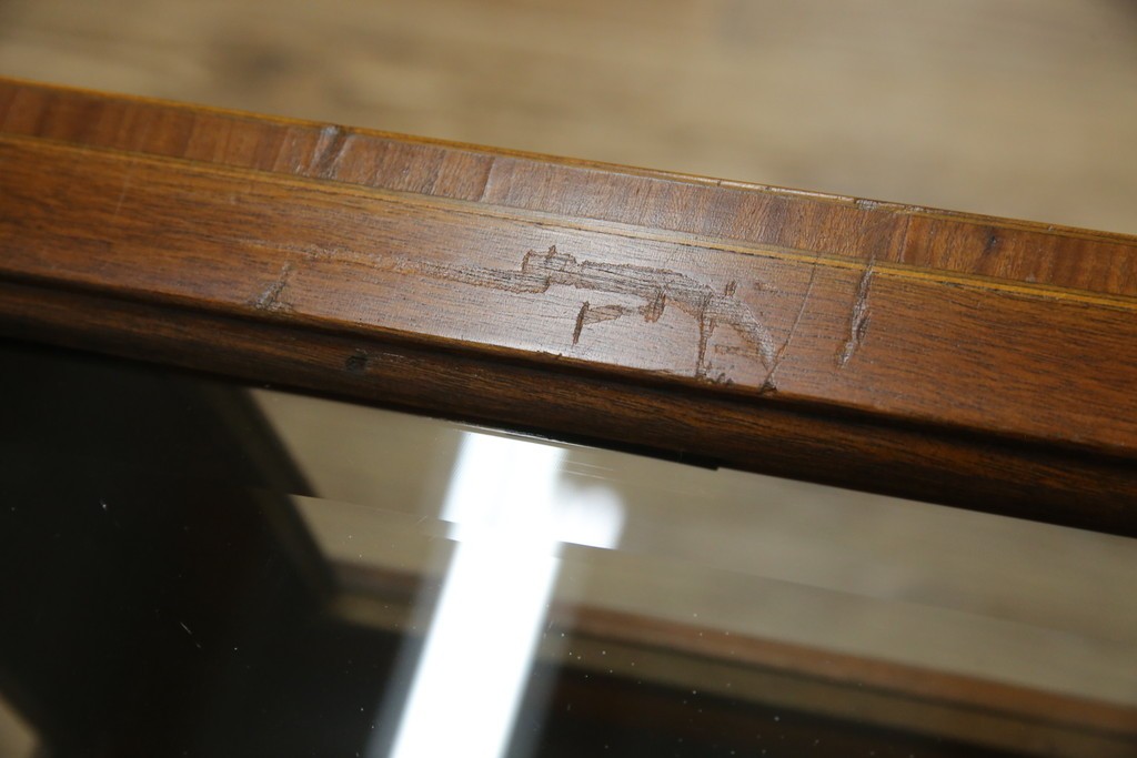 イギリスビンテージ　マホガニー材　象嵌入り　美しさと機能性を兼ね備えた魅せる収納が叶う上開き扉付きショーケース　(R-084426)