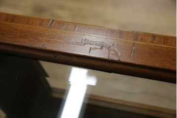 イギリスビンテージ　マホガニー材　象嵌入り　美しさと機能性を兼ね備えた魅せる収納が叶う上開き扉付きショーケース　(R-084426)