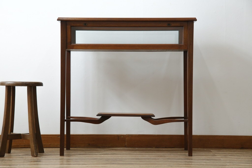 イギリスビンテージ　マホガニー材　象嵌入り　美しさと機能性を兼ね備えた魅せる収納が叶う上開き扉付きショーケース　(R-084426)