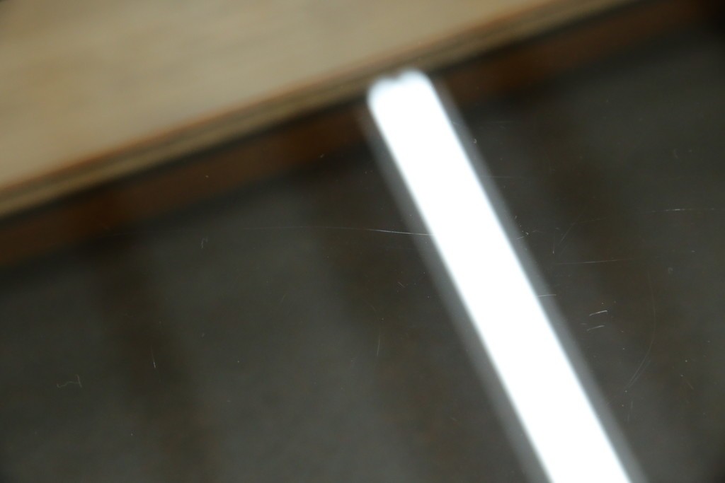 イギリスビンテージ　マホガニー材　象嵌入り　美しさと機能性を兼ね備えた魅せる収納が叶う上開き扉付きショーケース　(R-084426)