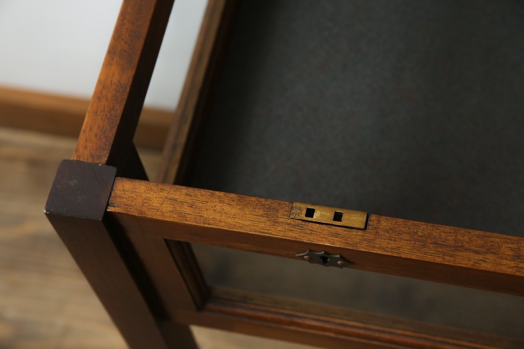 イギリスビンテージ　マホガニー材　象嵌入り　美しさと機能性を兼ね備えた魅せる収納が叶う上開き扉付きショーケース　(R-084426)