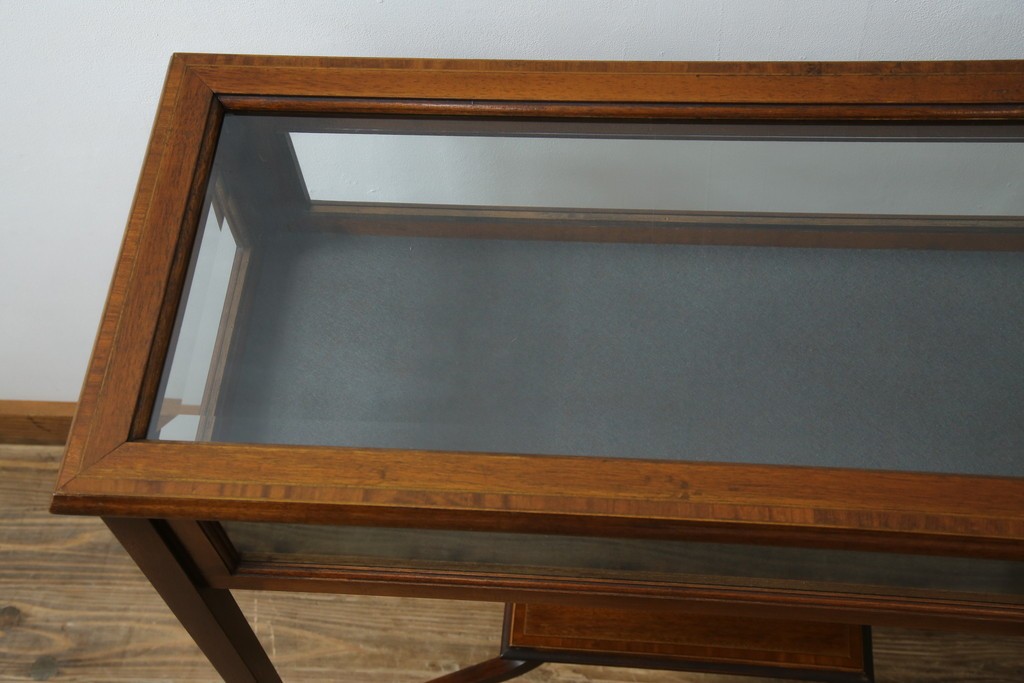 イギリスビンテージ　マホガニー材　象嵌入り　美しさと機能性を兼ね備えた魅せる収納が叶う上開き扉付きショーケース　(R-084426)