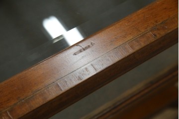 イギリスビンテージ　マホガニー材　象嵌入り　美しさと機能性を兼ね備えた魅せる収納が叶う上開き扉付きショーケース　(R-084426)