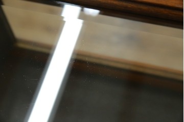 イギリスビンテージ　マホガニー材　象嵌入り　美しさと機能性を兼ね備えた魅せる収納が叶う上開き扉付きショーケース　(R-084426)