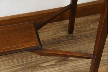 イギリスビンテージ　マホガニー材　象嵌入り　美しさと機能性を兼ね備えた魅せる収納が叶う上開き扉付きショーケース　(R-084426)