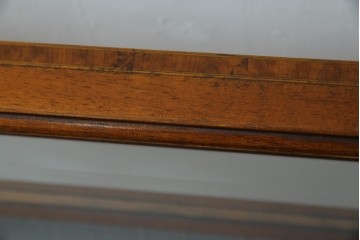 イギリスビンテージ　マホガニー材　象嵌入り　美しさと機能性を兼ね備えた魅せる収納が叶う上開き扉付きショーケース　(R-084426)