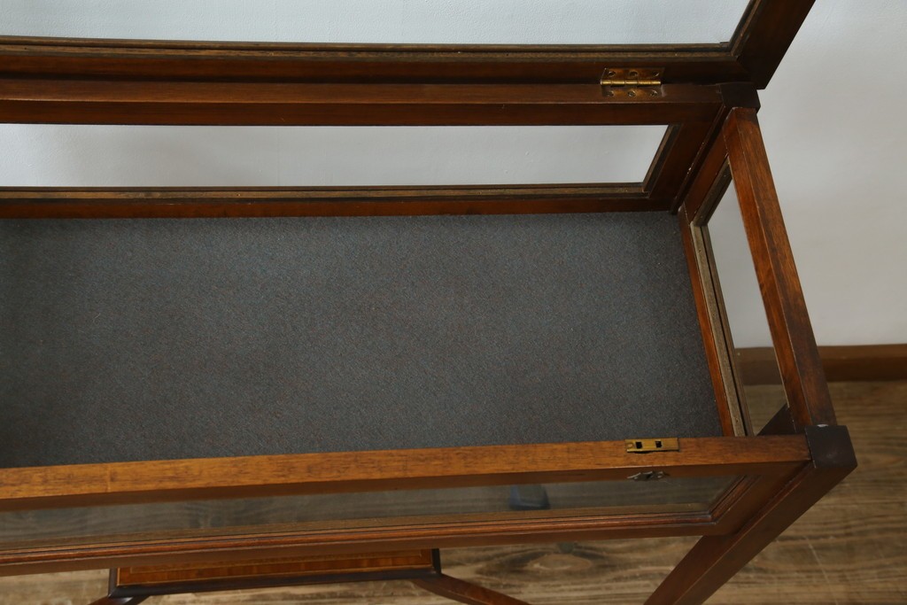 イギリスビンテージ　マホガニー材　象嵌入り　美しさと機能性を兼ね備えた魅せる収納が叶う上開き扉付きショーケース　(R-084426)