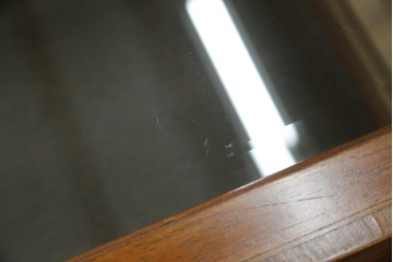 イギリスビンテージ　マホガニー材　象嵌入り　美しさと機能性を兼ね備えた魅せる収納が叶う上開き扉付きショーケース　(R-084426)