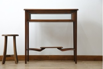 イギリスビンテージ　マホガニー材　象嵌入り　美しさと機能性を兼ね備えた魅せる収納が叶う上開き扉付きショーケース　(R-084426)