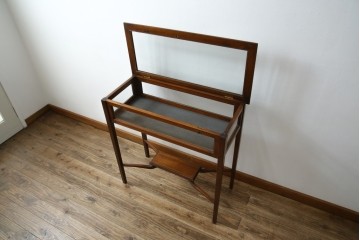 イギリスビンテージ　マホガニー材　象嵌入り　美しさと機能性を兼ね備えた魅せる収納が叶う上開き扉付きショーケース　(R-084426)