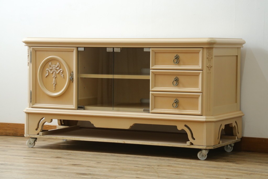 中古　希少な廃番品!　LYNN・HOLLYN(リン・ホーリン)　繊細でエレガントな彫刻装飾が目を引くテレビボード　(R-084427)