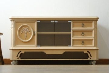 中古　希少な廃番品!　LYNN・HOLLYN(リン・ホーリン)　繊細でエレガントな彫刻装飾が目を引くテレビボード　(R-084427)