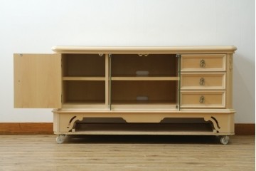 中古　希少な廃番品!　LYNN・HOLLYN(リン・ホーリン)　繊細でエレガントな彫刻装飾が目を引くテレビボード　(R-084427)