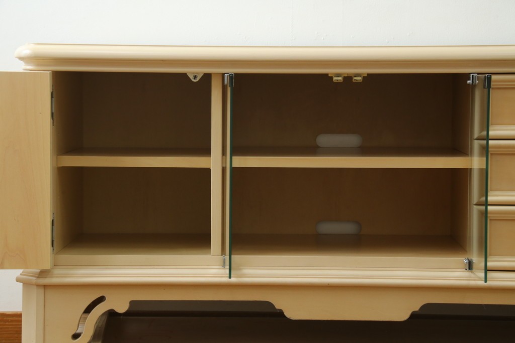 中古　希少な廃番品!　LYNN・HOLLYN(リン・ホーリン)　繊細でエレガントな彫刻装飾が目を引くテレビボード　(R-084427)