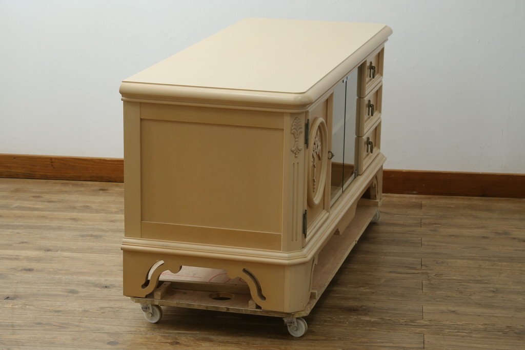 中古　希少な廃番品!　LYNN・HOLLYN(リン・ホーリン)　繊細でエレガントな彫刻装飾が目を引くテレビボード　(R-084427)