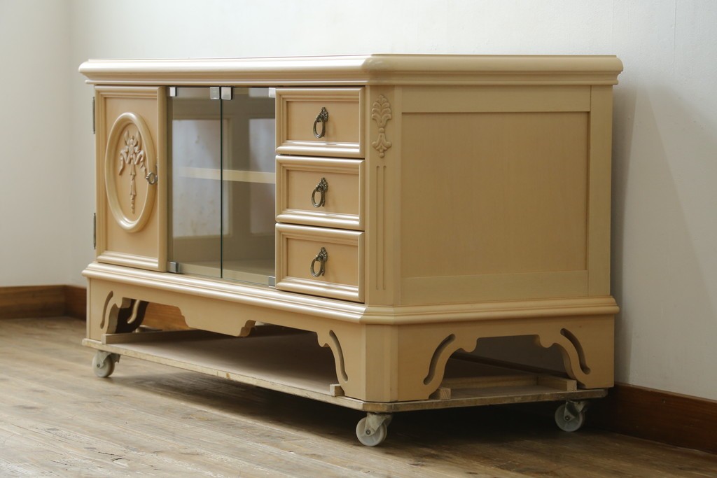 中古　希少な廃番品!　LYNN・HOLLYN(リン・ホーリン)　繊細でエレガントな彫刻装飾が目を引くテレビボード　(R-084427)