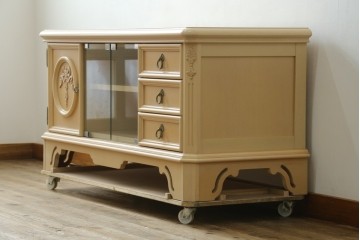 中古　希少な廃番品!　LYNN・HOLLYN(リン・ホーリン)　繊細でエレガントな彫刻装飾が目を引くテレビボード　(R-084427)