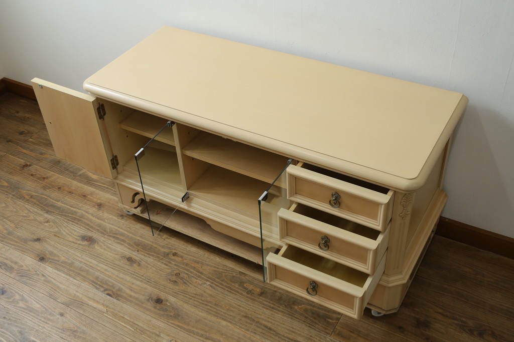 中古　希少な廃番品!　LYNN・HOLLYN(リン・ホーリン)　繊細でエレガントな彫刻装飾が目を引くテレビボード　(R-084427)