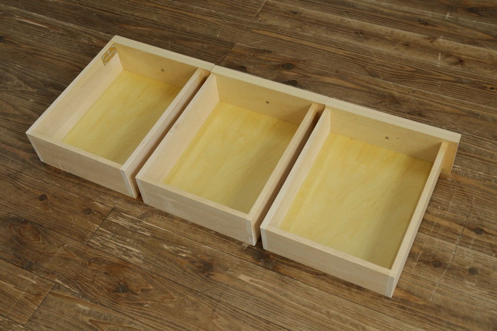 中古　希少な廃番品!　LYNN・HOLLYN(リン・ホーリン)　繊細でエレガントな彫刻装飾が目を引くテレビボード　(R-084427)
