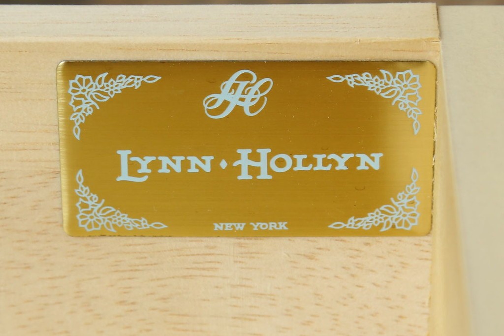 中古　希少な廃番品!　LYNN・HOLLYN(リン・ホーリン)　繊細でエレガントな彫刻装飾が目を引くテレビボード　(R-084427)