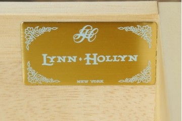 中古　希少な廃番品!　LYNN・HOLLYN(リン・ホーリン)　繊細でエレガントな彫刻装飾が目を引くテレビボード　(R-084427)