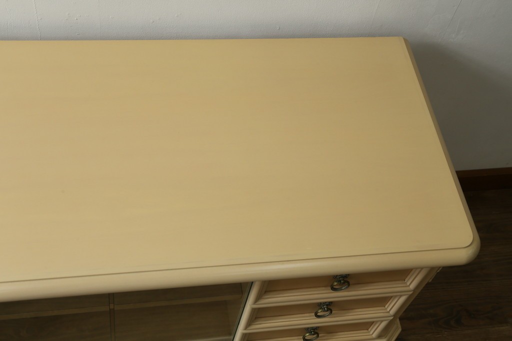 中古　希少な廃番品!　LYNN・HOLLYN(リン・ホーリン)　繊細でエレガントな彫刻装飾が目を引くテレビボード　(R-084427)