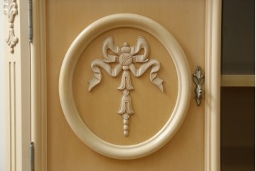 中古　希少な廃番品!　LYNN・HOLLYN(リン・ホーリン)　繊細でエレガントな彫刻装飾が目を引くテレビボード　(R-084427)