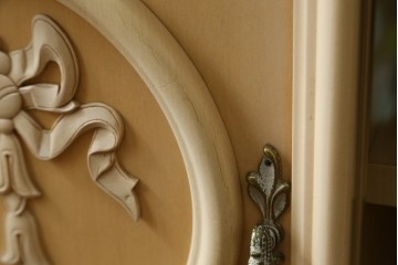 中古　希少な廃番品!　LYNN・HOLLYN(リン・ホーリン)　繊細でエレガントな彫刻装飾が目を引くテレビボード　(R-084427)