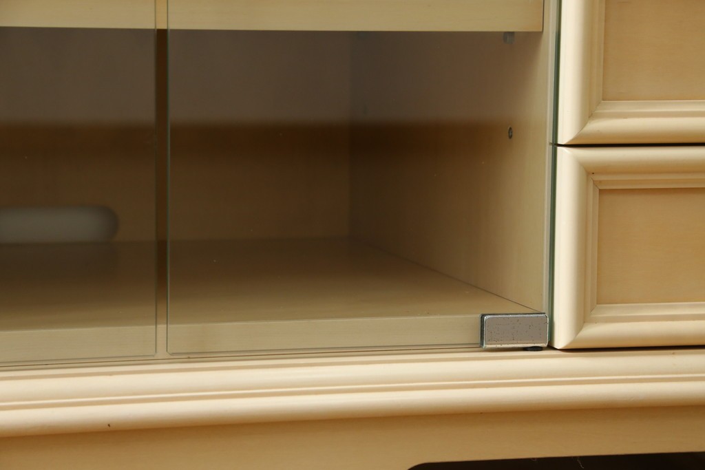 中古　希少な廃番品!　LYNN・HOLLYN(リン・ホーリン)　繊細でエレガントな彫刻装飾が目を引くテレビボード　(R-084427)