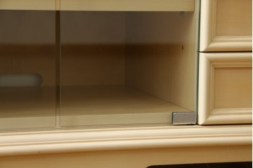 中古　希少な廃番品!　LYNN・HOLLYN(リン・ホーリン)　繊細でエレガントな彫刻装飾が目を引くテレビボード　(R-084427)