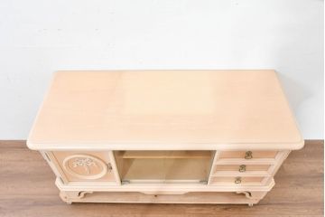 中古　希少な廃番品!　LYNN・HOLLYN(リン・ホーリン)　繊細でエレガントな彫刻装飾が目を引くテレビボード(テレビ台、TVボード、リビングボード、ローボード、サイドボード)(R-084427)