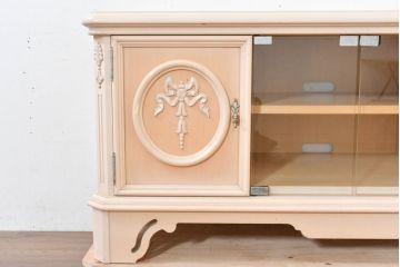中古　希少な廃番品!　LYNN・HOLLYN(リン・ホーリン)　繊細でエレガントな彫刻装飾が目を引くテレビボード(テレビ台、TVボード、リビングボード、ローボード、サイドボード)(R-084427)