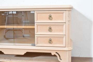中古　希少な廃番品!　LYNN・HOLLYN(リン・ホーリン)　繊細でエレガントな彫刻装飾が目を引くテレビボード(テレビ台、TVボード、リビングボード、ローボード、サイドボード)(R-084427)