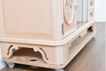 中古　希少な廃番品!　LYNN・HOLLYN(リン・ホーリン)　繊細でエレガントな彫刻装飾が目を引くテレビボード(テレビ台、TVボード、リビングボード、ローボード、サイドボード)(R-084427)