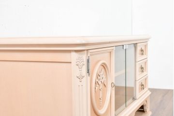 中古　希少な廃番品!　LYNN・HOLLYN(リン・ホーリン)　繊細でエレガントな彫刻装飾が目を引くテレビボード(テレビ台、TVボード、リビングボード、ローボード、サイドボード)(R-084427)