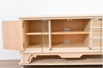 中古　希少な廃番品!　LYNN・HOLLYN(リン・ホーリン)　繊細でエレガントな彫刻装飾が目を引くテレビボード(テレビ台、TVボード、リビングボード、ローボード、サイドボード)(R-084427)