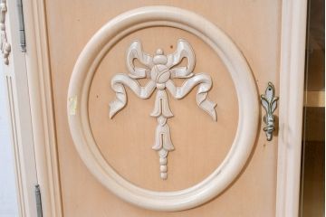 中古　希少な廃番品!　LYNN・HOLLYN(リン・ホーリン)　繊細でエレガントな彫刻装飾が目を引くテレビボード(テレビ台、TVボード、リビングボード、ローボード、サイドボード)(R-084427)