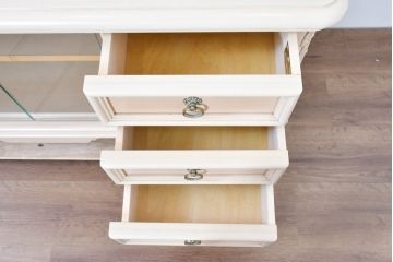 中古　希少な廃番品!　LYNN・HOLLYN(リン・ホーリン)　繊細でエレガントな彫刻装飾が目を引くテレビボード(テレビ台、TVボード、リビングボード、ローボード、サイドボード)(R-084427)