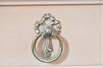 中古　希少な廃番品!　LYNN・HOLLYN(リン・ホーリン)　繊細でエレガントな彫刻装飾が目を引くテレビボード(テレビ台、TVボード、リビングボード、ローボード、サイドボード)(R-084427)