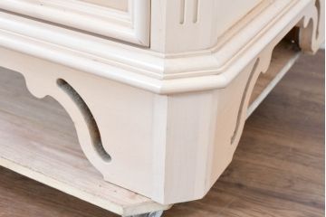 中古　希少な廃番品!　LYNN・HOLLYN(リン・ホーリン)　繊細でエレガントな彫刻装飾が目を引くテレビボード(テレビ台、TVボード、リビングボード、ローボード、サイドボード)(R-084427)