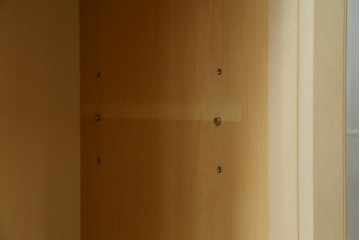 中古　希少な廃番品!　LYNN・HOLLYN(リン・ホーリン)　アンティーク調の取っ手や細やかな彫刻装飾が洗練されたデザインを引き立てるサイドボード　(R-084428)