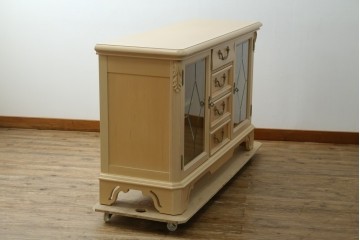 中古　希少な廃番品!　LYNN・HOLLYN(リン・ホーリン)　アンティーク調の取っ手や細やかな彫刻装飾が洗練されたデザインを引き立てるサイドボード　(R-084428)