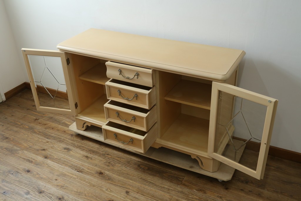 中古　希少な廃番品!　LYNN・HOLLYN(リン・ホーリン)　アンティーク調の取っ手や細やかな彫刻装飾が洗練されたデザインを引き立てるサイドボード　(R-084428)