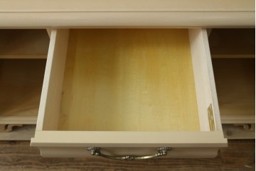 中古　希少な廃番品!　LYNN・HOLLYN(リン・ホーリン)　アンティーク調の取っ手や細やかな彫刻装飾が洗練されたデザインを引き立てるサイドボード　(R-084428)