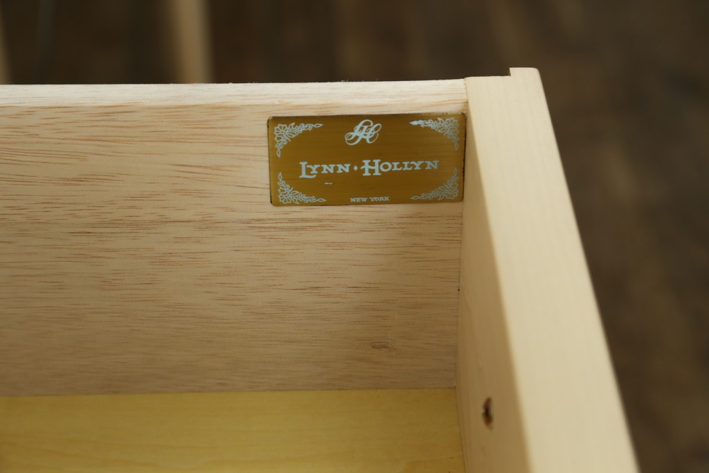 中古　希少な廃番品!　LYNN・HOLLYN(リン・ホーリン)　アンティーク調の取っ手や細やかな彫刻装飾が洗練されたデザインを引き立てるサイドボード　(R-084428)