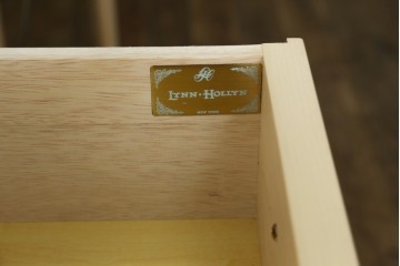 中古　希少な廃番品!　LYNN・HOLLYN(リン・ホーリン)　アンティーク調の取っ手や細やかな彫刻装飾が洗練されたデザインを引き立てるサイドボード　(R-084428)