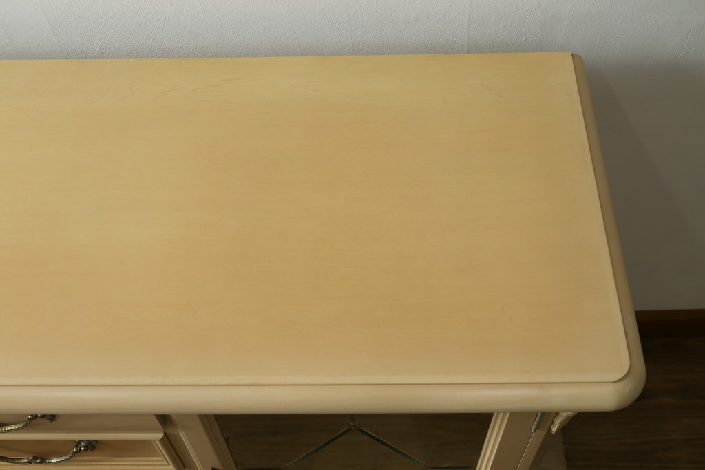 中古　希少な廃番品!　LYNN・HOLLYN(リン・ホーリン)　アンティーク調の取っ手や細やかな彫刻装飾が洗練されたデザインを引き立てるサイドボード　(R-084428)