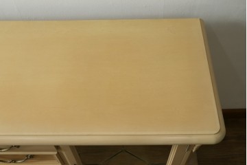 中古　希少な廃番品!　LYNN・HOLLYN(リン・ホーリン)　アンティーク調の取っ手や細やかな彫刻装飾が洗練されたデザインを引き立てるサイドボード　(R-084428)